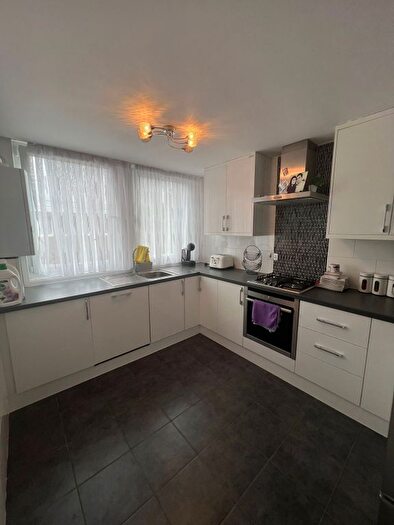 2 Bedroom Maisonette To Rent In Pickwick Mews, London, N18