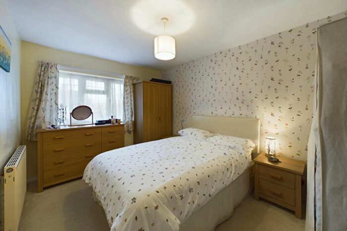 2 Bedroom End Of Terrace House For Sale In Lyne Way, Warners End, HP1