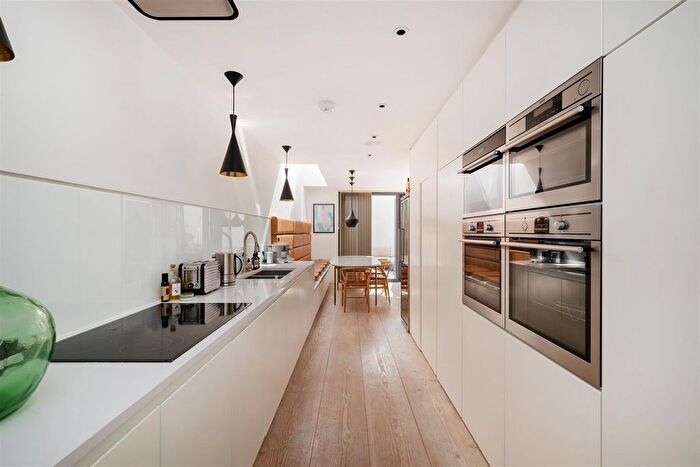 4 Bedroom Property To Rent In Northchurch Road, Islington, London, N1