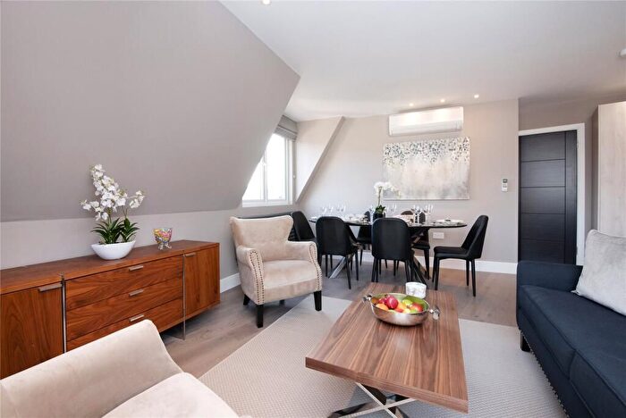 3 Bedroom Flat To Rent In James Close, Woodlands, London, NW11