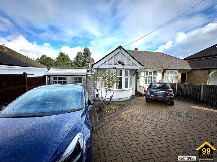 3 Bedroom Semi-Detached Bungalow To Rent In Hallowell Avenue, Croydon, United Kingdom, CR0