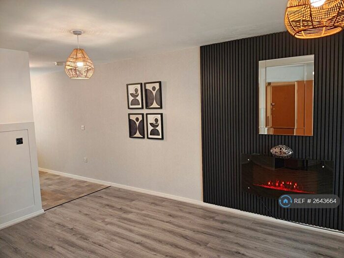 2 Bedroom Penthouse To Rent In Gadfield Grove, Manchester, M46