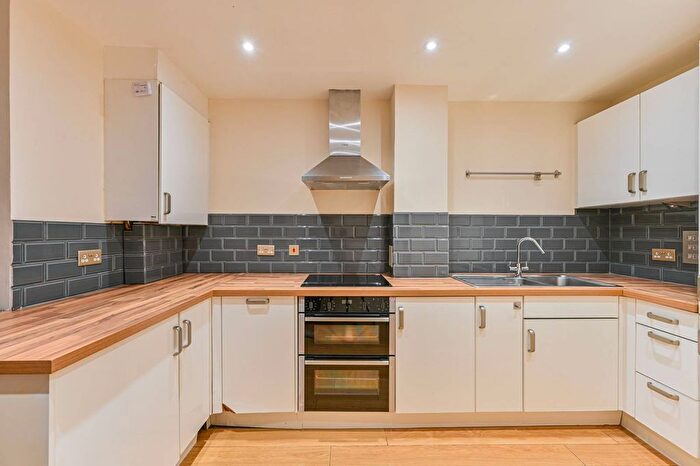 3 Bedroom Flat To Rent In Highwood Close, East Dulwich, London, SE22