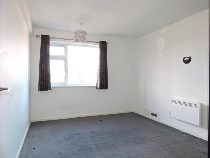 2 Bedroom Flat For Sale In Putney Road, Enfield, Middlesex, EN3