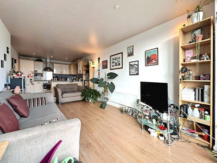 2 Bedroom Flat To Rent In Whitehall Quay, Leeds, West Yorkshire, LS1