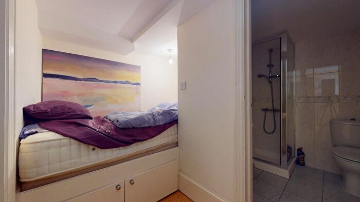 3 Bedroom Flat To Rent In Royal Drive, London, N11