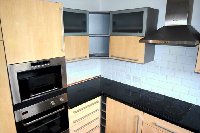 2 Bedroom Apartment To Rent In Littlebrook Avenue, Slough, Berkshire, SL2