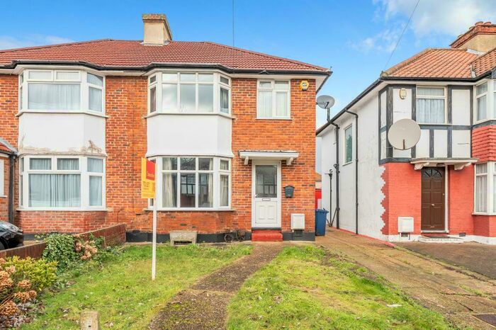 3 Bedroom Semi-Detached House To Rent In Edgware, London, NW9