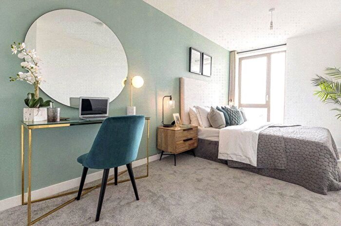 2 Bedroom Flat For Sale In The Lock, Greenford Quay, Greenford, UB6
