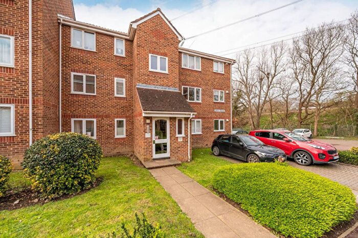1 Bedroom Flat For Sale In Percy Gardens, Worcester Park, KT4