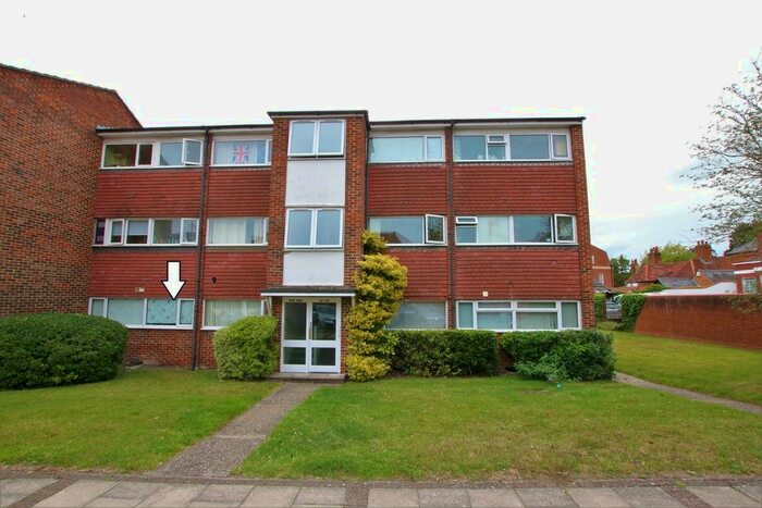 2 Bedroom Flat To Rent In Elms Road, Wokingham, RG40