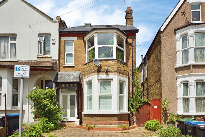 3 Bedroom Maisonette For Sale In Springfield Road, London, N11