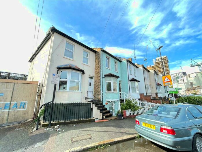 2 Bedroom Maisonette To Rent In Oval Road, Croydon, Surrey, CR0