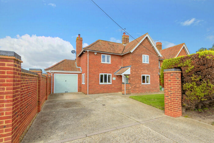 4 Bedroom Semi-Detached House For Sale In Church Cottages, Reading Road, Burghfield, Berkshire, RG30