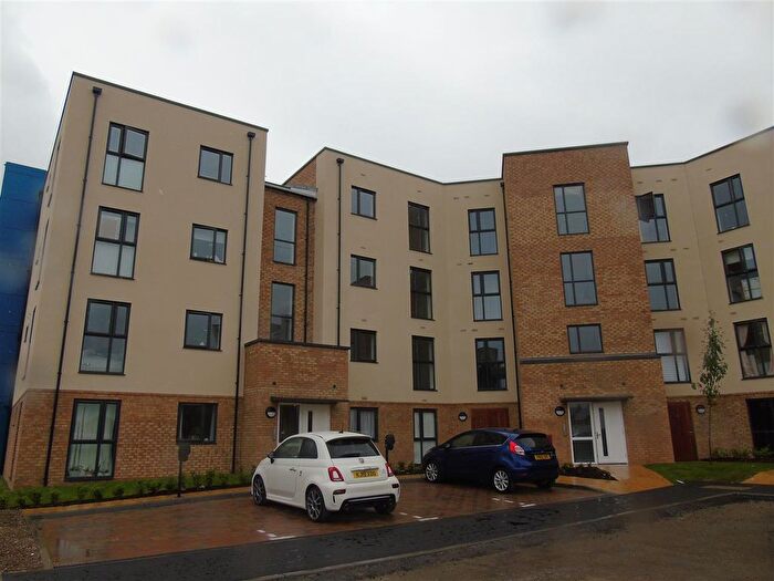2 Bedroom Flat To Rent In Famingdale Close, Berryfields, Aylesbury, HP18