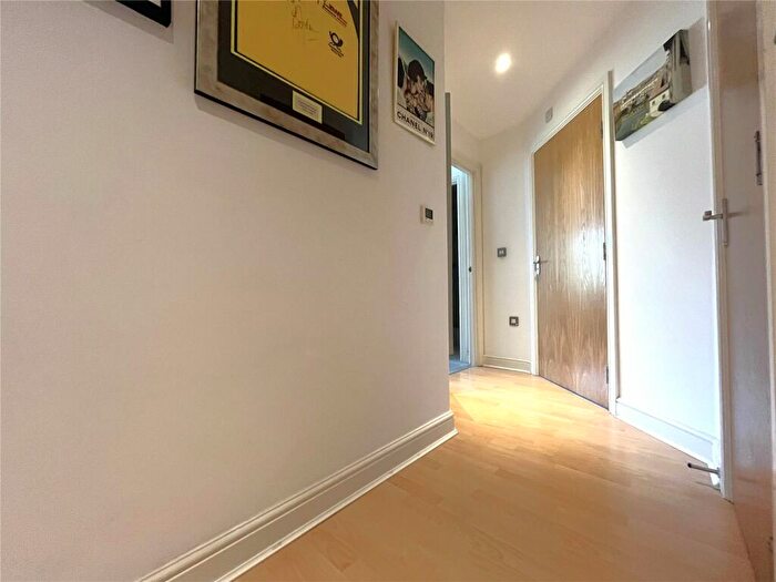 2 Bedroom Flat For Sale In Heathcote Road, Camberley, Surrey, GU15