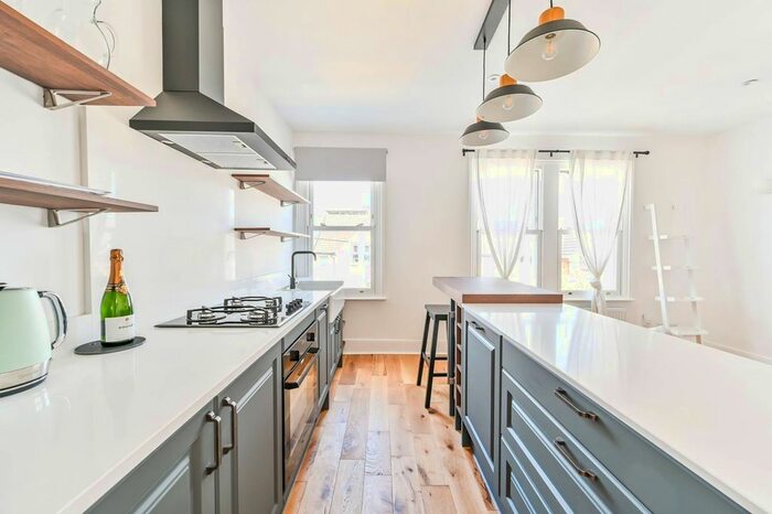 3 Bedroom Flat To Rent In Kenwyn Road, Clapham High Street, London, SW4