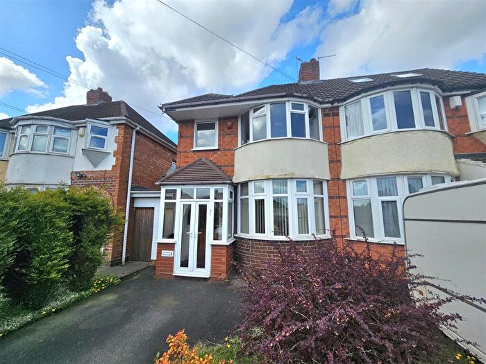 3 Bedroom Semi Detached House For Sale In Hobs Moat Road, Solihull, B92