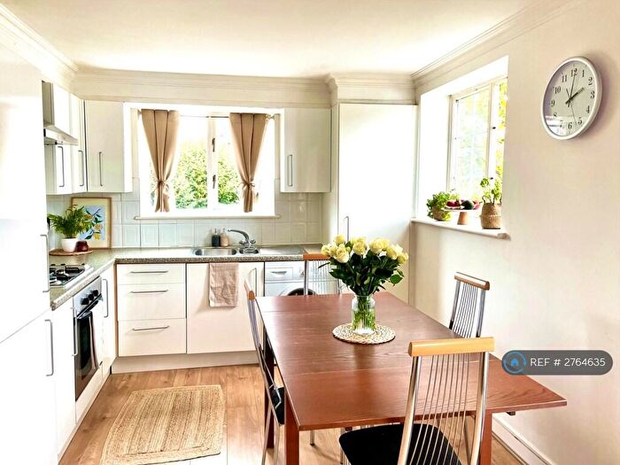 2 Bedroom Flat To Rent In Kingsbridge Court, London, E14