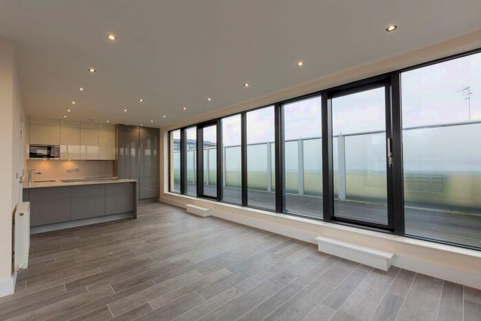 2 Bedroom Flat To Rent In Lyons Crescent, Tonbridge, TN9