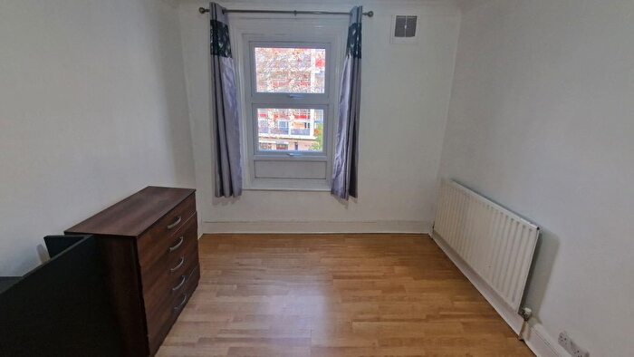 2 Bedroom Flat To Rent In Burdett Road (Top Floor Flat), Mile-End, E14