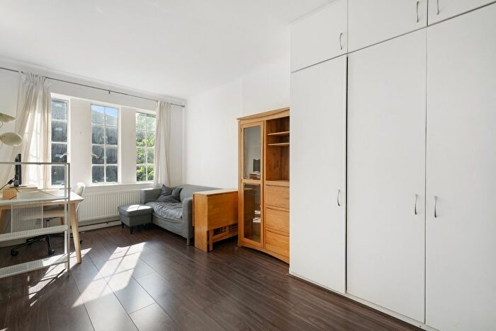 2 Bedroom Flat To Rent In Hillsborough Court, Mortimer Crescent, NW6