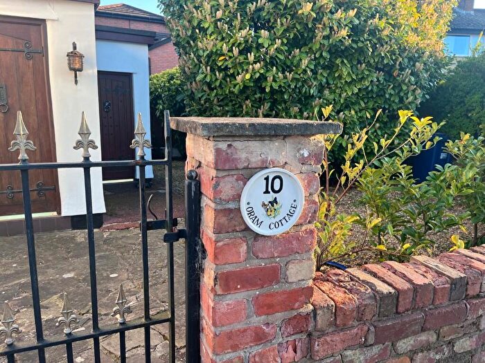 2 Bedroom Cottage For Sale In Leyland Lane, Leyland, Lancashire, PR26