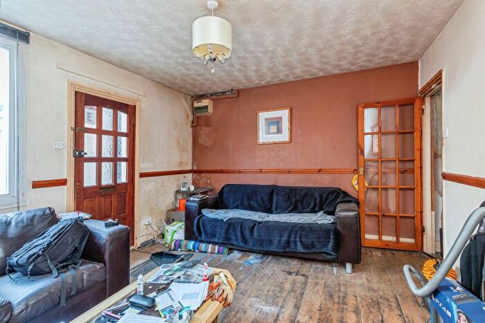 1 Bedroom Flat For Sale In Meadow Bank Road, Chatham, ME4