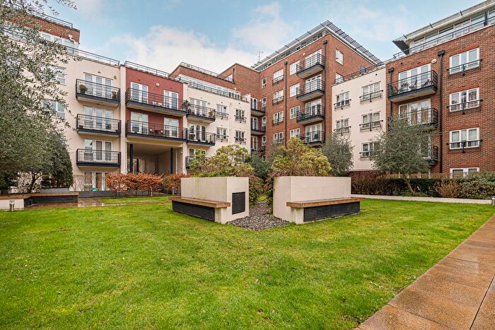 2 Bedroom Flat For Sale In Seven Kings Way, Kingston Upon Thames, KT2