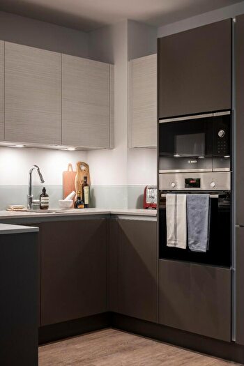2 Bedroom Apartment To Rent In Vanguard Way, London, E17