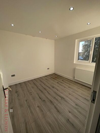 2 Bedroom Flat To Rent In Crown Road, Ilford, IG6
