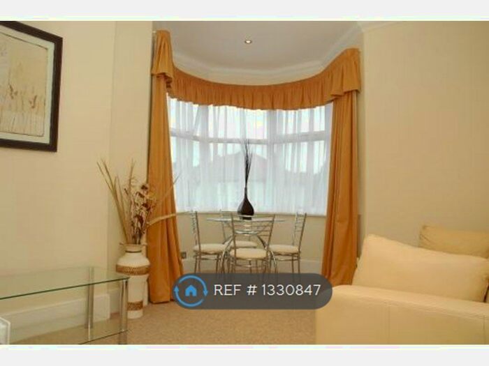1 Bedroom Flat To Rent In Queens Road, London, SW19