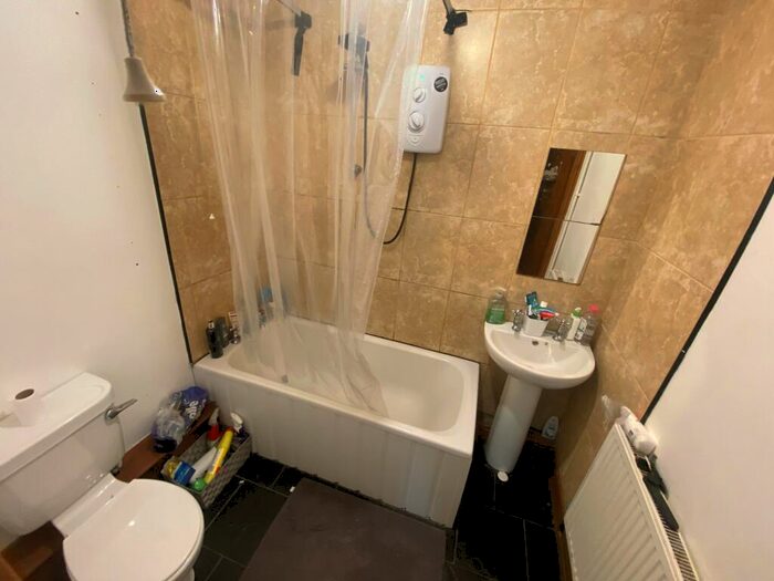 6 Bedroom House To Rent In Hollin Mount, Leeds, LS16