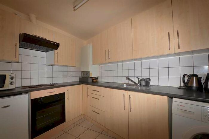2 Bedroom Apartment To Rent In Hampton Place, Bradford, BD10