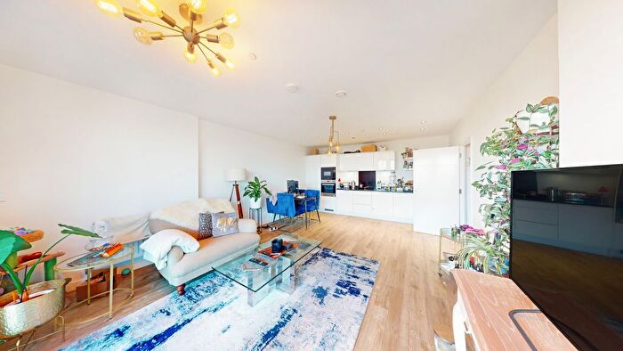 2 Bedroom Flat To Rent In Lakeside Drive, London, NW10