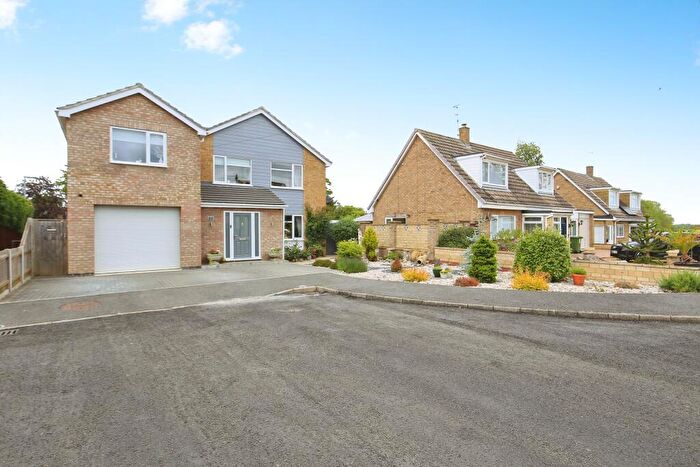 4 Bedroom Detached House For Sale In Hawthorn Road, Folksworth, Peterborough, PE7