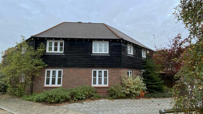 2 Bedroom Flat To Rent In Mcarthur Drive, Kings Hill, ME19