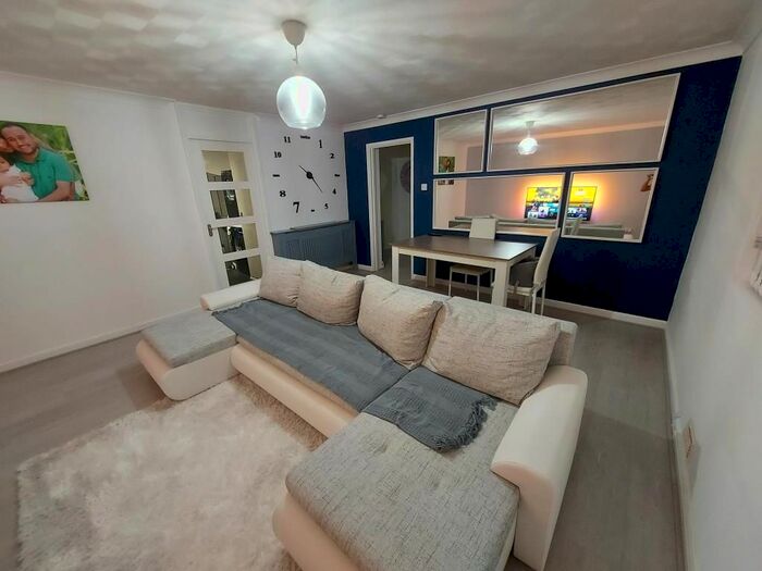 2 Bedroom Flat To Rent In Cunworth Court, Bracknell, RG12