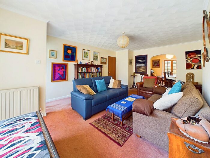 4 Bedroom Chalet For Sale In Oaklands Close, Halvergate, Norwich, NR13