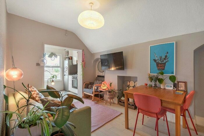 2 Bedroom Flat To Rent In High Street, London, SE25