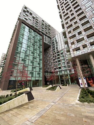 3 Bedroom Apartment To Rent In Lincoln Plaza, London, E14