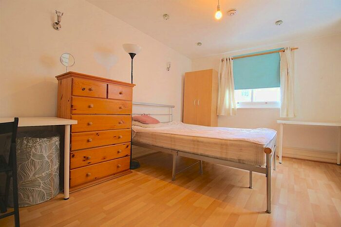 3 Bedroom Flat To Rent In Mile End Road, London, E1