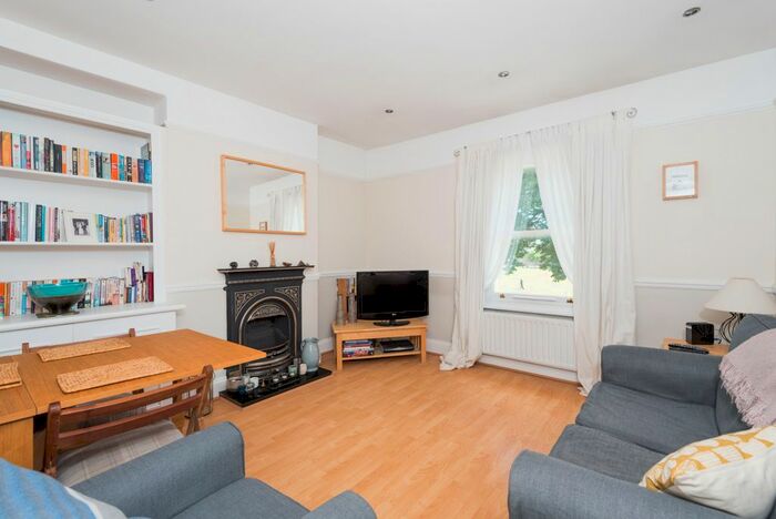 2 Bedroom Flat To Rent In Twickenham Green, London, TW2
