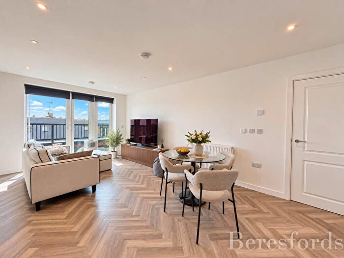 2 Bedroom Apartment For Sale In Finlay Gardens, Hornchurch, RM12