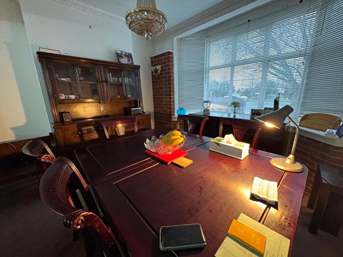 3 Bedroom Semi-Detached House To Rent In Great West Road, Isleworth, TW7