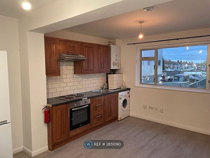 3 Bedroom Flat To Rent In Uxbridge Road, Hayes, UB4