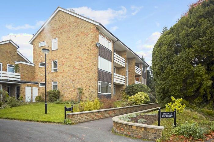 2 Bedroom Flat To Rent In Warren Road, Guildford, GU1