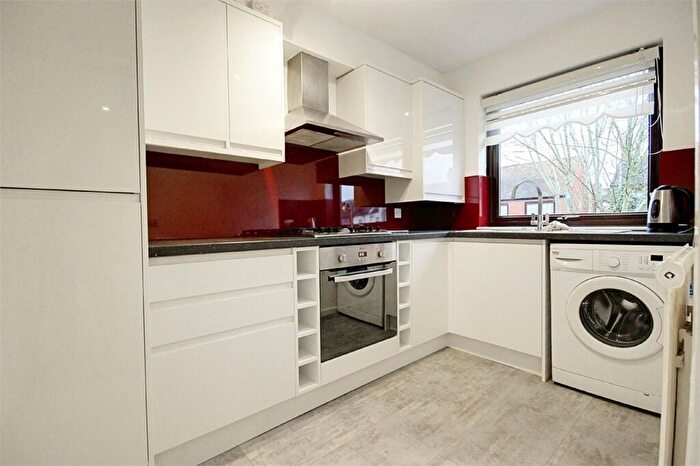 2 Bedroom Flat To Rent In Bagshot Road, Enfield, Greater London, EN1