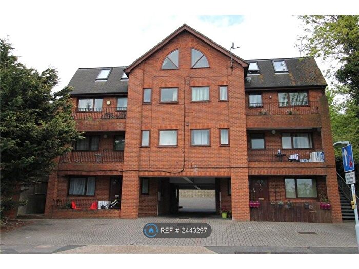1 Bedroom Flat To Rent In Romany Court, Chatham, ME5