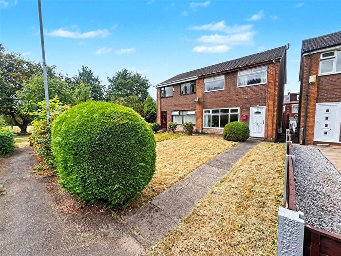 3 Bedroom Semi Detached House For Sale In Brierley Walk, Chadderton, Oldham, OL9